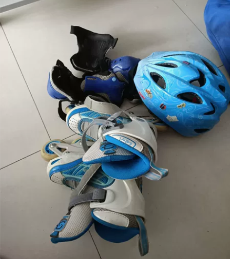 儿童学轮滑全套装备（包括一双儿童轮滑鞋28...