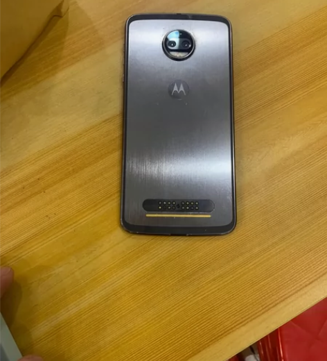 摩托罗拉z2f。外观如图，有烧屏，如图，作...