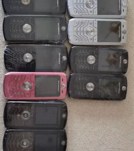 摩托罗拉L6 八台 L7 两台 其中一台不...