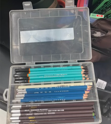 满满一盒全新素描笔40元，送笔盒，再送一盒...