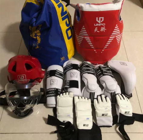 全套跆拳道护具，7件套，送一个装护具的袋子...