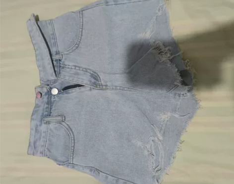 牛仔短裤 男盆友不让穿 买来穿不了啦 闲置...