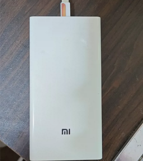 小米充电宝，20000毫安，款式是旧款，插...