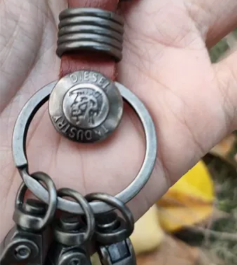 Diesel复古钥匙扣迪赛钥匙配饰机车挂件...