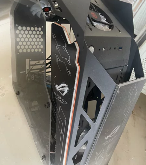 电竞机箱480元买的。跑马灯，遥控器。柜子...