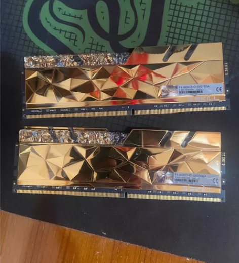 芝奇皇家戟尊爵版32g内存，箱说全 保护膜...