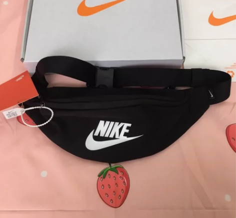 出全新耐克黑色帆布斜挎包，跟自己风格不搭，...
