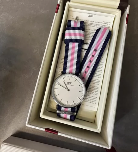 DW手表全新带盒子，全新的没带过但是朋友送...