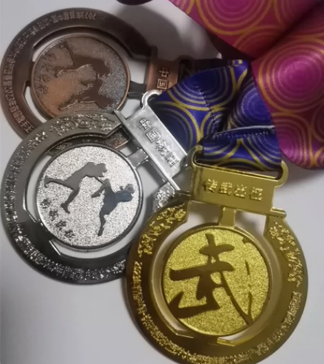 传武出征奖牌一套 感兴趣的话点“我想要”和...