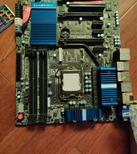 技嘉高端主板Z77X-UD5H，含面板。正...