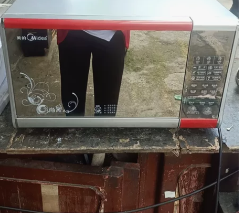 美的微波炉，带烤箱功能，正常使用，成水很新...
