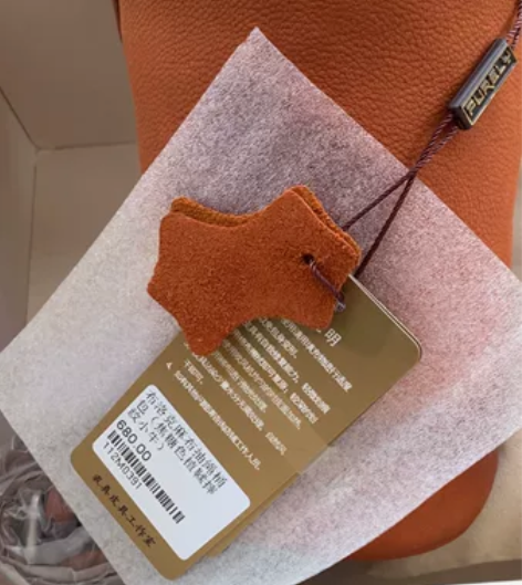 「裘真手工皮具」布洛克雕花焦糖色小水桶  ...