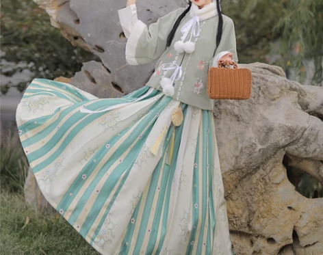 如图出一套蝉佩家汉服，L码，收到仅试穿一次...