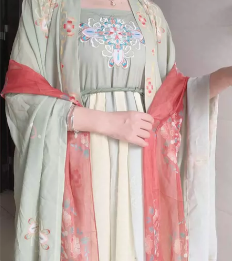 出劲合柯子裙s码一套，（大袖衫+柯子裙）披...