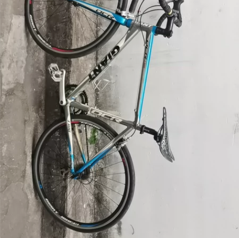 出售闲置公路车八九成新。 感兴趣的话点“我...