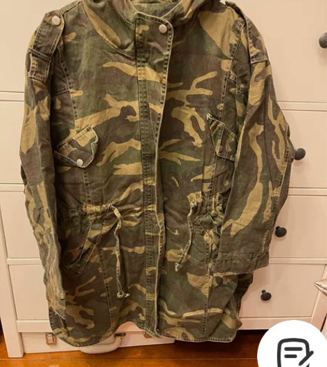 9成新迷彩连帽拉链外套 版型宽松 胸围13...