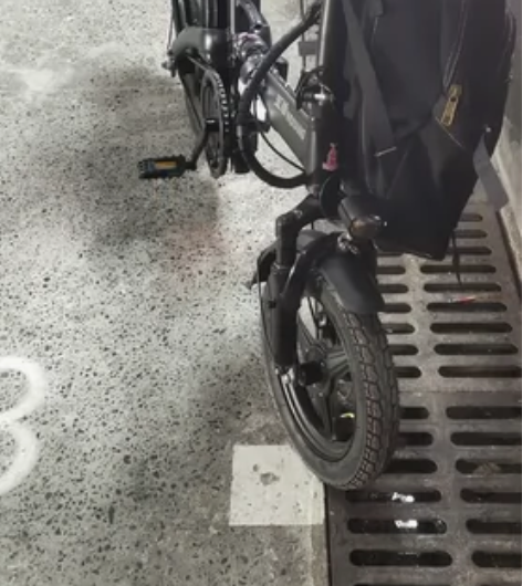 转卖自用五羊折叠电动车小型代驾电动自行车锂...