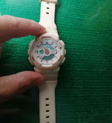转电子表，适合中学生用。手表7成新，没电池...