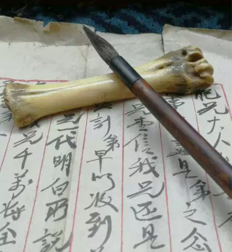 笔架 骨质 应该是羊腿骨做的笔架，上百年的...