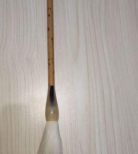 纯羊毫，笔斗和笔挂是牛角的，笔杆是落花杆的...