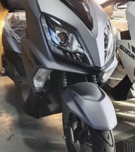 23年铃木UY125店里现车销售，尾灯LE...