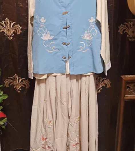 处理三套汉服都是三件套，带马甲，全部是重工...