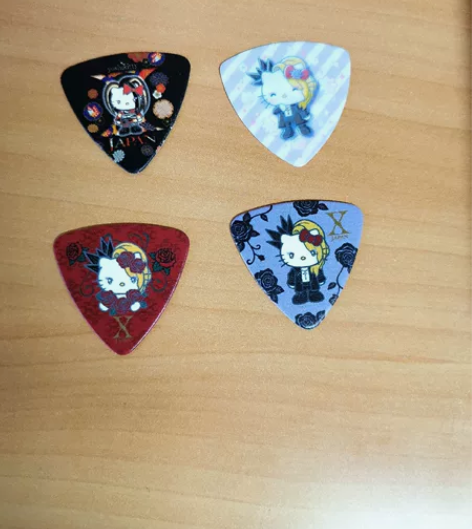 hellokitty的联名拨片也太好看了！...