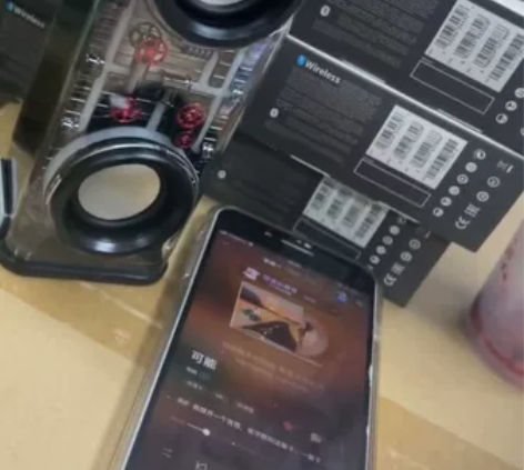 2023新款 透明机甲炫彩灯 蓝牙音箱V8...