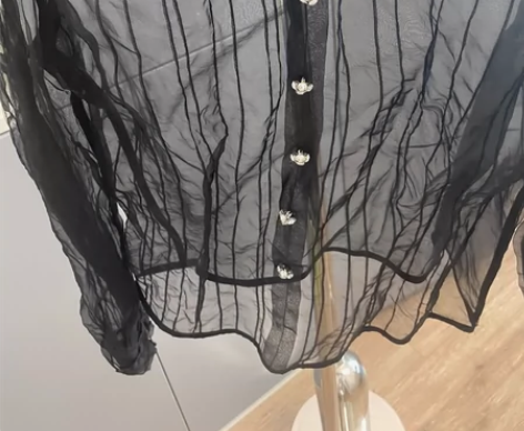 黑色罩衫 感兴趣的话点“我想要”和我私聊吧～