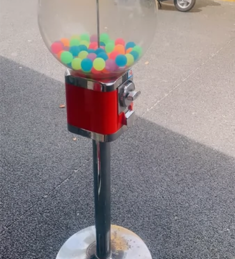 扭蛋机，我店门口的吸睛利器，小朋友走过路过...