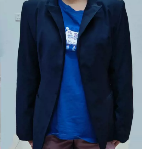 服装设计专业 女士西装 有垫肩 还有一件一...