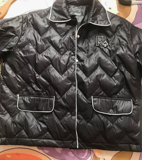 黑色菱格羽绒服，轻薄款。全新无吊牌，只试穿...