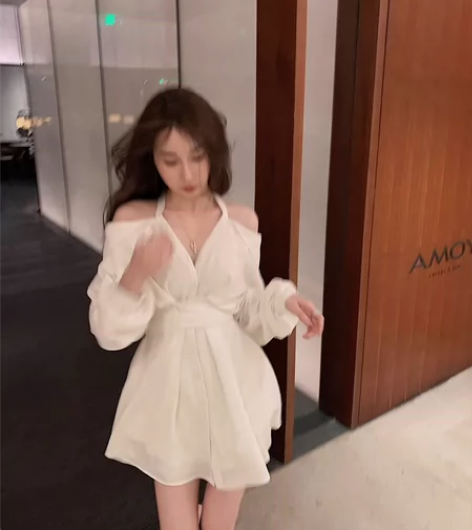 ACHI大也池白色v领挂脖衬衫连衣裙露肩收...