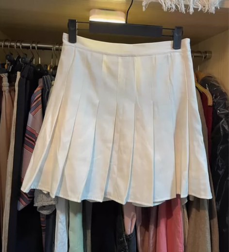 白色百褶裙M尺码腰围68，有内衬裤子不怕走...
