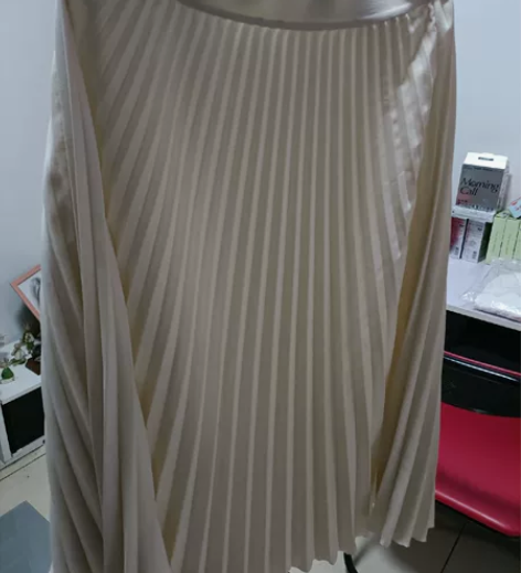 米白百褶裙穿了两次，腰平铺70cm可拉伸，...