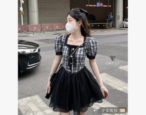 泡泡袖格子连衣裙女夏季2022新款收腰方领...
