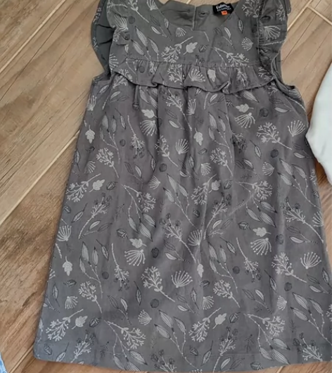 前面二个裙子都是儿童110码数.二件50元...