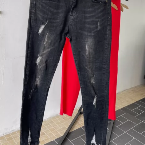 No.229:全新破洞牛仔裤修身铅笔裤,没...