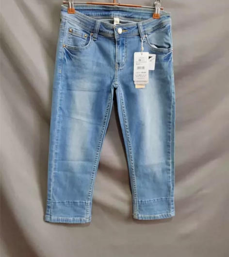 以纯女装低腰牛仔七分裤，尺码26/27码，...