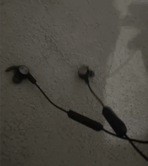 荣耀运动蓝牙耳机。20出。可充电，灯还是亮...