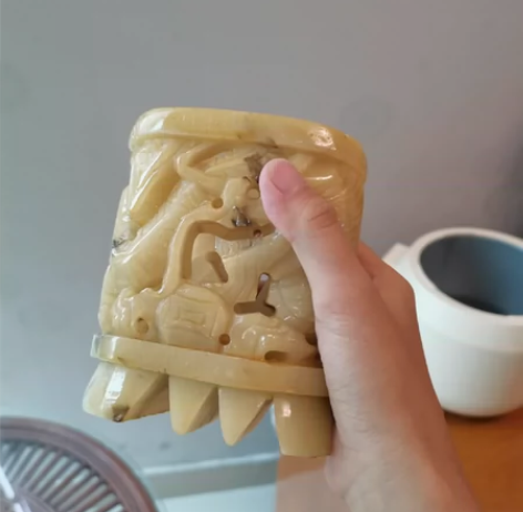 天然玉雕摆件，可拿来当笔筒，没有破损，清洗...