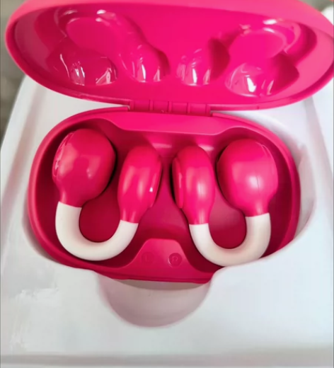 蓝牙耳机迪士尼： 骨传导耳机不需要入耳，佩...