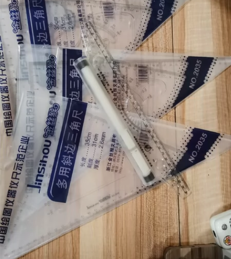 套尺 两套加一个等腰三角板 绘图尺 感兴趣...