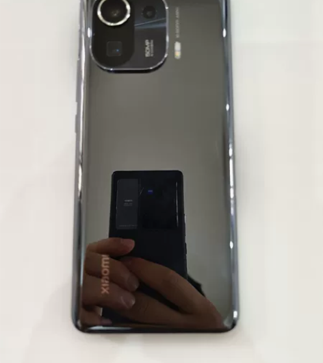 小米11pro 亮黑色，屏幕极细微划痕，已...