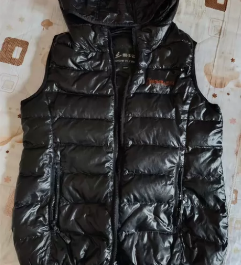 雪中飞羽绒马甲，低价卖 感兴趣的话点“我想...