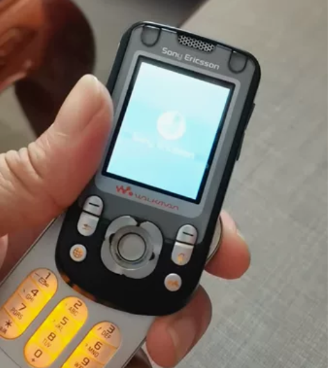 索尼音乐手机，好好的手机就变成这样，开机一...