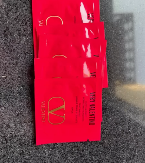 华伦天奴粉底液5ml。全新 专柜领取 包邮...