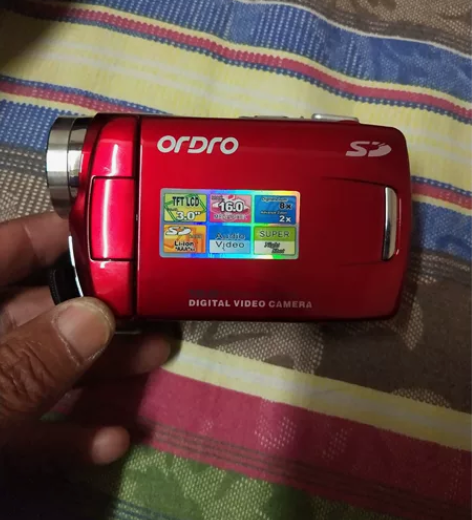 插卡摄像机，基本全新。膜都没拆260元包邮...