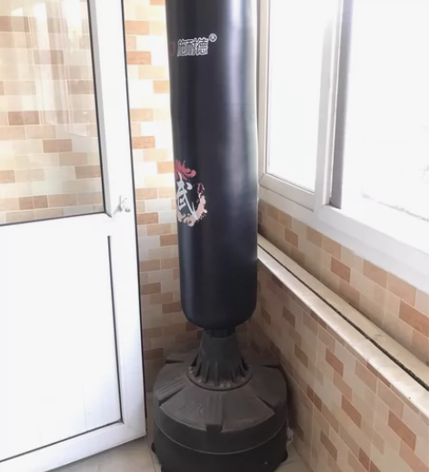 施耐德拳击沙袋立式散打，约1.7米高。买来...