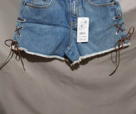 以纯女装牛仔高腰短裤，尺码24/26码，全...